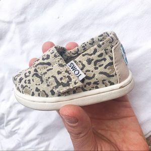 TOMS | Infant Metallic Leopard Print Velcro shoes